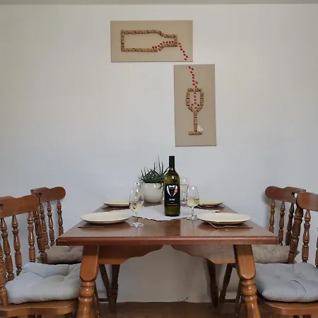 Apartma Med Vinogradi Casa de hóspedes